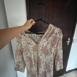 Färgglad blus  Kappahl - Säljer denna så söta blus💕