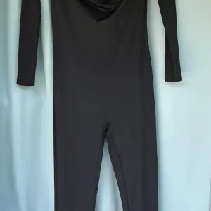 Snygg och skön jumpsuit från Shein, som är nästintill helt oanvänd. Den är offshoulder och långärmad med långa byxben. 