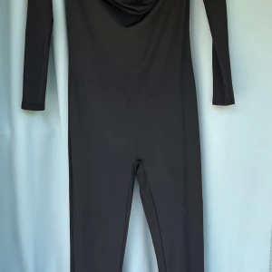 Jumpsuit Shein  - Snygg och skön jumpsuit från Shein, som är nästintill helt oanvänd. Den är offshoulder och långärmad med långa byxben. 