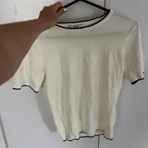 Vanlig stickad T-shirt - Säljer denna tshirt med svarta sömmar i kanterna💕