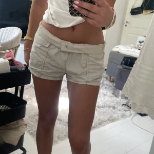 Shorts  - Cargo shorts. Beiga.
