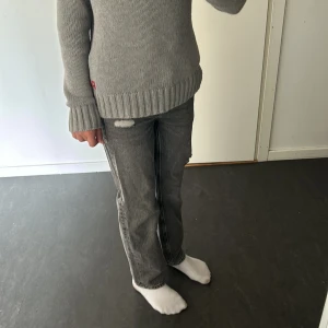 Jeans - Säljer mina jeans från Gina tricot. De finns tyvärr inte kvar längre då jag köpte de för 1 år sen. Storlek 140 ungefär. Det finns en liten defekt på de. De är ett vitt märke av ett slag men absolut inget man tänker på, du kan se de på bild 3❤️
