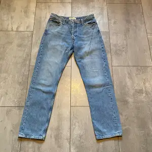 Ett par ljusblå jeans från Jack and Jones i storlek W31L32. Använda men fortfarande bra skick, dom har slitningar runt fickorna och benslut men så är modellen.