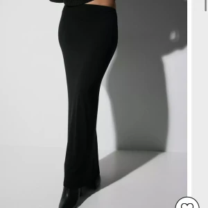 Lång kjol - Svart lång kjol från Nelly i storlek xs, säljer då den blev för liten för mig. 