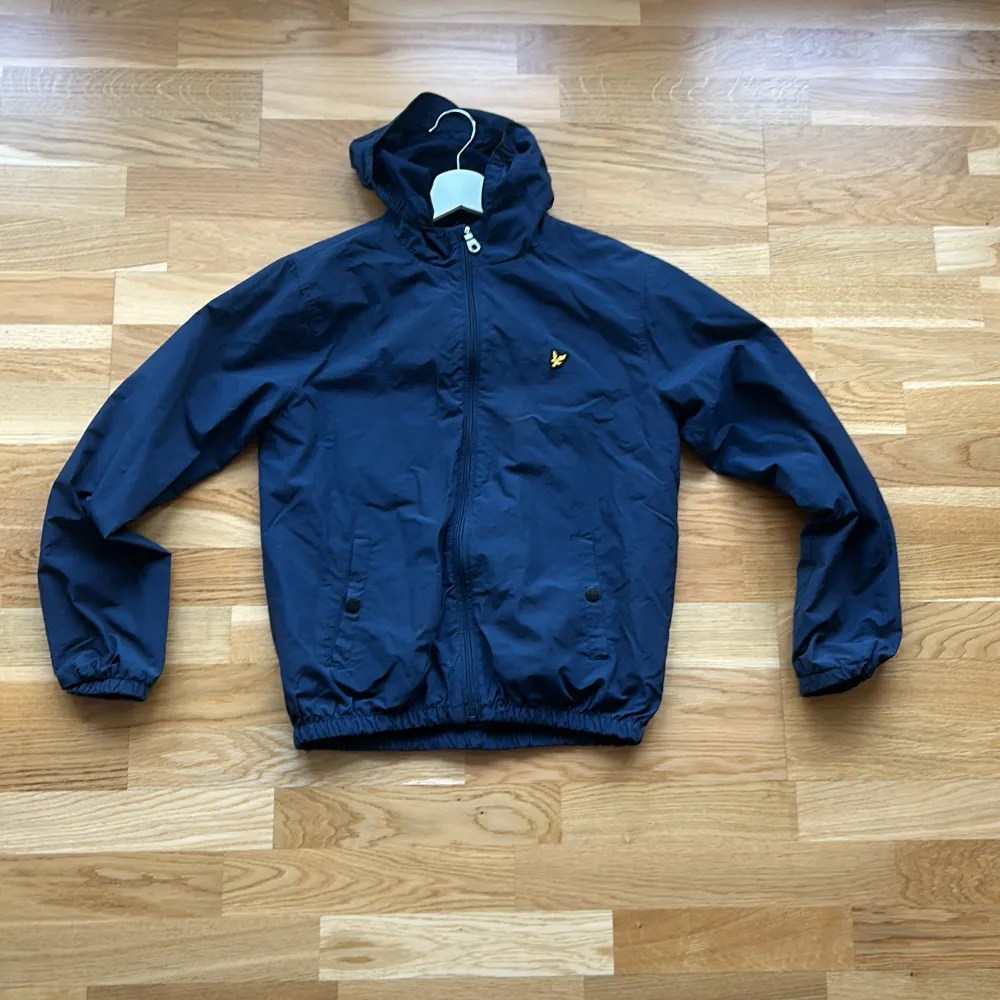 Säljer nu en Lyle & Scott vindjacka i super bra skick, är ej några skador på produkten. Jackan är i barnstorlek 14/15 år eller 164-170 cm enligt deras egen hemsida. Fler bilder kan skickas vid önskemål.. Jackor.