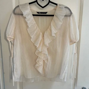 Zara blus - Säljer min fina fina blus från zara❤️ den är i jättefint skick!! Säljer då jag har för många❤️❤️lånade bilder, skriv privat för egna💗💗