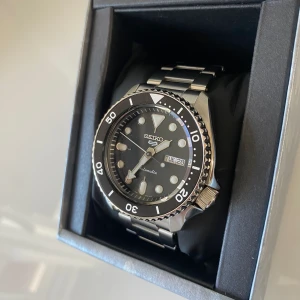 Seiko 5 Sports - • Modell: Seiko 5 Sports • Storlek: 42,5mm • Referens: SRPD55 • År: 2024 • Skick: Ny • Medföljer: Fullset