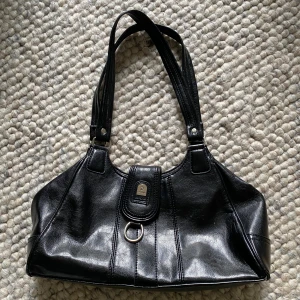 Svart väska - Skitsnygg väska i jättebra skick! Perfekt till sommaren och rymmer en hel del🥰