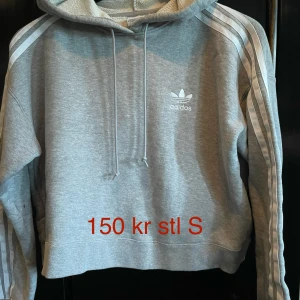 Adidashoodie grå stl S  - Ljusgrå  Adidashoodie  i stl S. Fint skick, använd fåtal gånger. 