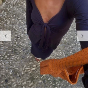 BLÅ MADDY BLOUSE - • Blå maddy blouse från design by si • Inga defekter 