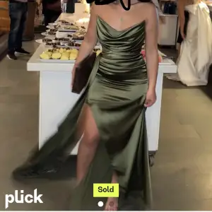 I’m looking for this dress. I’m willing to buy off the current owner for my prom if they are open to selling. I’m from the uk so shipping would need to be arranged but I’m fixated on having it😂. please message me if willing to sell.