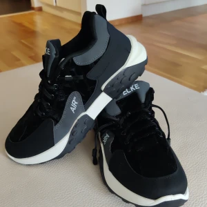Sportsko - Säljes damm running sneaker sportskor tränare casual skor vandringsskor splitter nya.Säljes pga.felbeställd storlek.