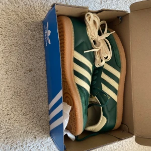 Adidas samba - Adidas samba i storlek 44. Säljer för att de är för små. Använda relativt få gånger. Ingår ett par helt nya vita snören som medföljde. 