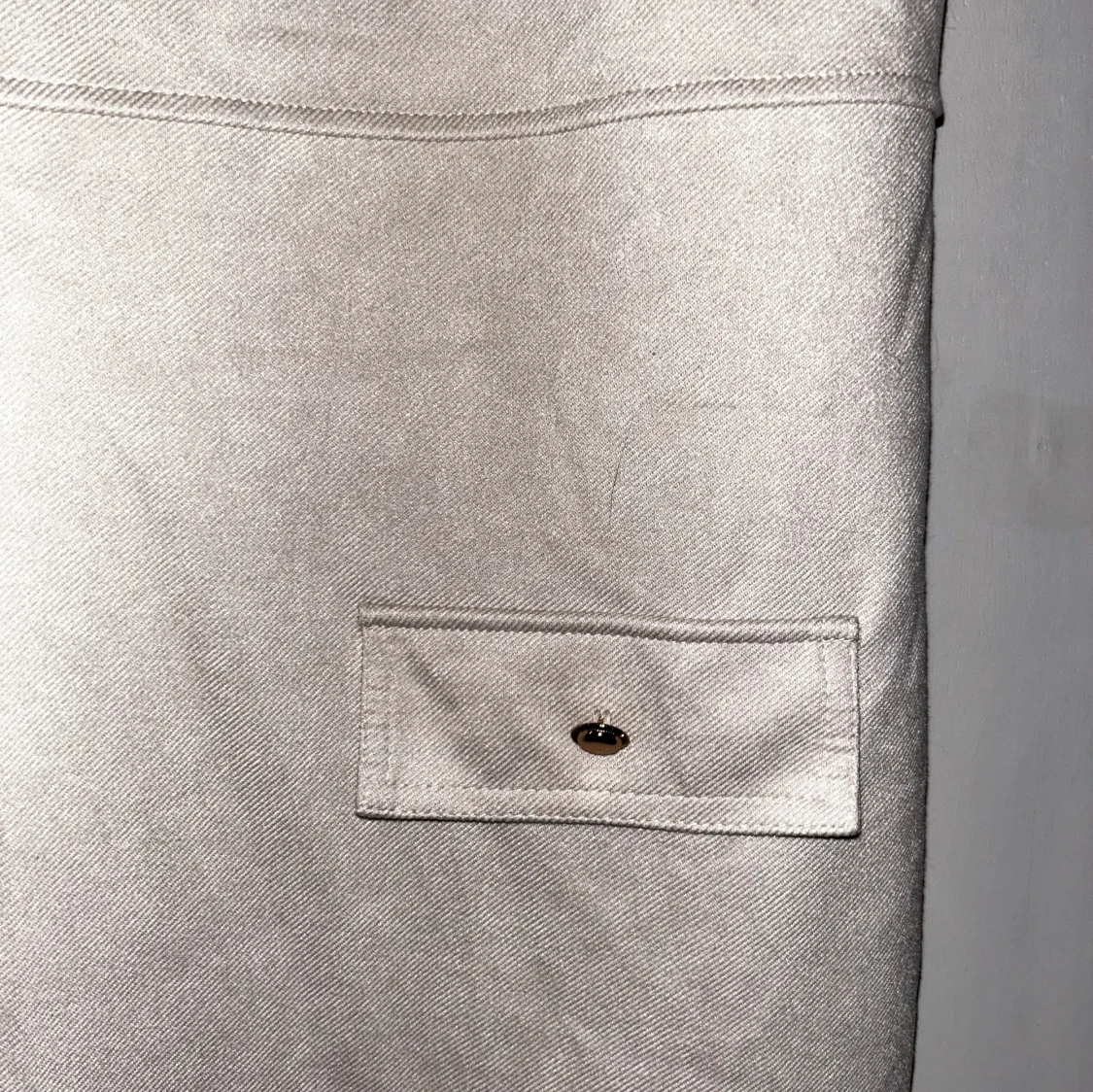 Beige klänning med detaljer - 90