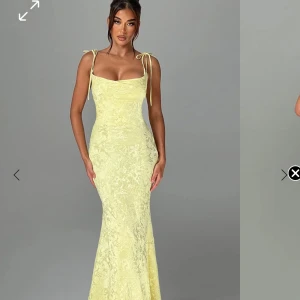 Balklänning - Säljer min jätte fina balklänning som tyvärr var för kort för mig, den slutade precis över foten jag är 165cm. Köpt för 1500 pris kan diskuteras. Endast testad 