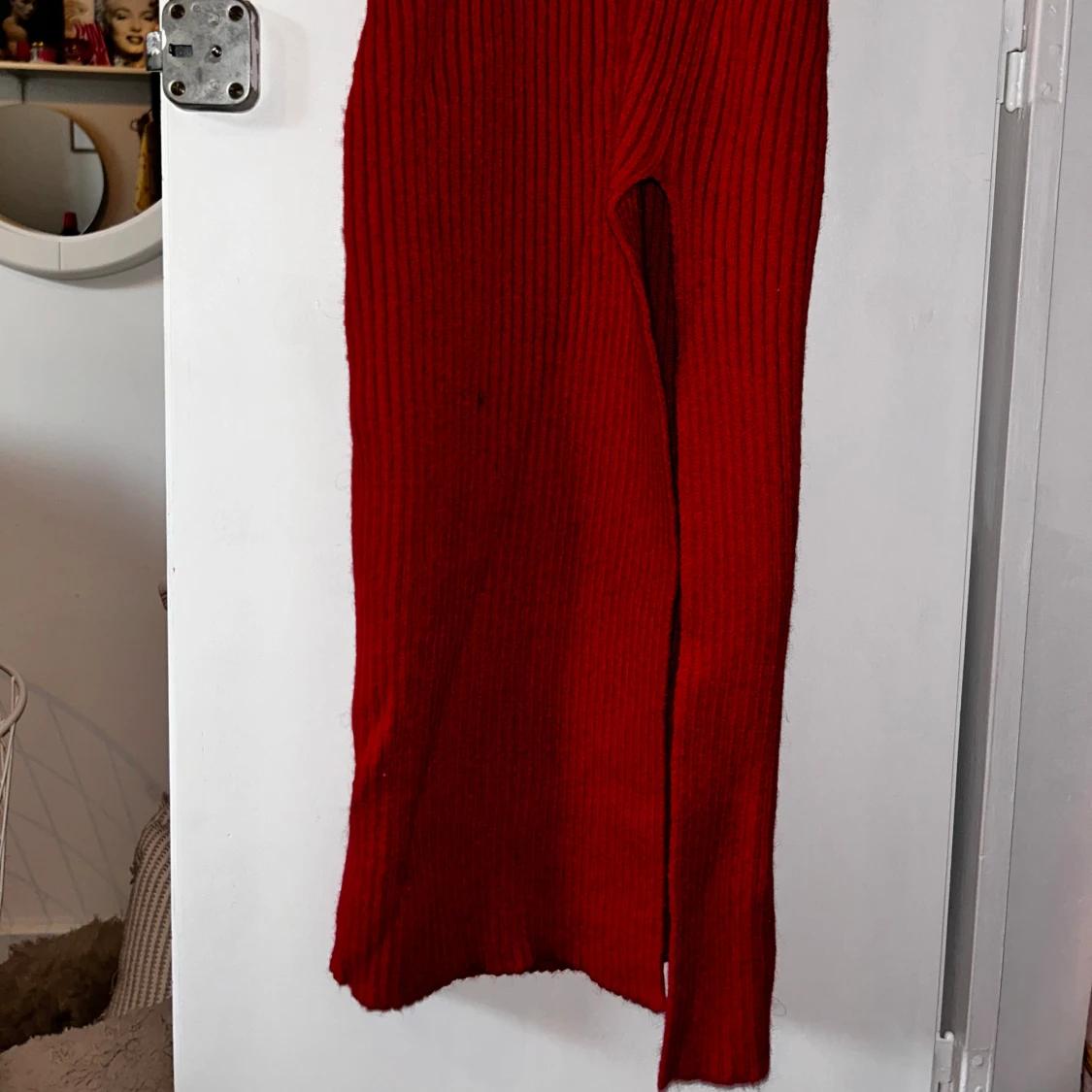 Röd stickad klänning med slits - 90