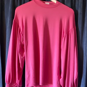 Rosa blus - En rosa blus med vida ärmar