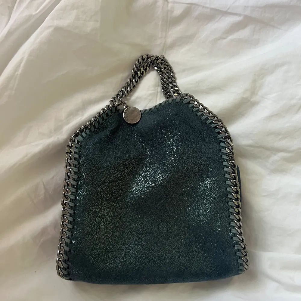 INTRESSEKOLL på min Stella McCartney väska. Den är mörkgrön glittrig, storlek tiny (minsta) och väldigt bra skick. Skriv om ni är intresserade för köp eller byte❤️skriv för fler bilder. Väskor.