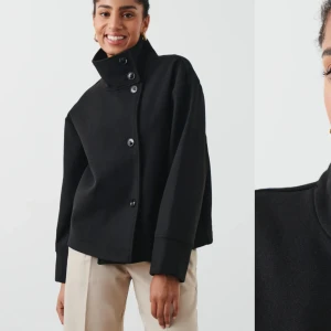 Svart kort kappa - Svart kort kappa från Gina. Som ny, väldigt bra skick.