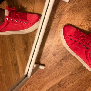 Gant skor - Jätte fin röd färg säljer för de är för stora 