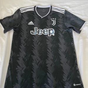Juventus tröja  - Äkta Juventus tröja från adidas. Absolut bästa skick 10 av 10 grymt kvalite. Mer bilder eller fråga skriv. Tomt i ryggen säljer för 750! Äkthets bevis finns fråga angående det! 