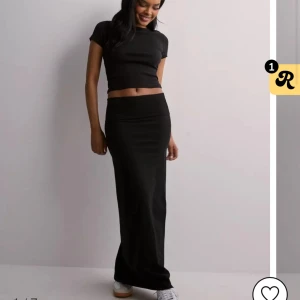 Svart långkjol - Svart långkjol från Nelly som är använd några få gånger. Inga defekter. Säljer då jag har en annan