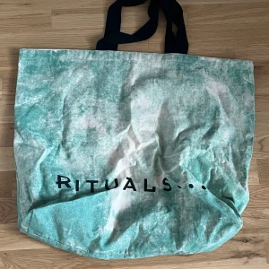 Stor väska  - Stor väska eller påse från rituals, verkligen jätte stor. 