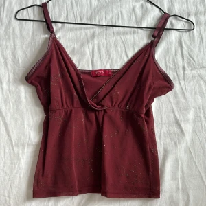 Vinrött linne - Fint vinrött linne som jag köpte här på plick, säljer för det ej kommer till användning 💗 Kom privat vid frågor eller intresse 🥰 Sitter som en 36a!