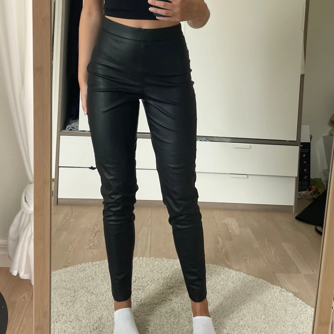 Svarta skinnbyxor från Vero Moda  - 90