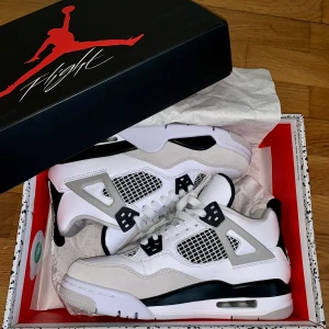 JORDAN 4 RETRO “MILITARY BLACK” - Säljer dessa helt nya och oanvända JORDAN 4 RETRO ”MILITARY BLACK” pågrund av att de ej kommer till användning. Storlek: 37,5 Pris: 3000kr  Original pris: 5999kr Kontakta gärna mig om du är intresserad eller vill ha mer information. Tack!