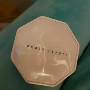 Fenty beauty demi glow highlighter i prosecco💕 köpt för 495 kr några veckor sedan