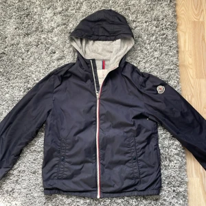 Moncler Albert Windbreaker - Moncler Albert Windbreaker.  Gott skick (8/10). Endast en liten defekt på vänster ärm. Storlek 14Y passar XS (ca 165 cm). Digitalt kvitto finns. Hör av dig vid frågor eller funderingar. Pris går att diskutera vid snabb affär!