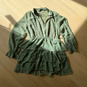 Klänning  - Jättefin klänning från zara, som tyvärr blivit för kort på mig. Bra skick och knappt använd. Överdelen är lite genomskinlig (bild 2 och 4)