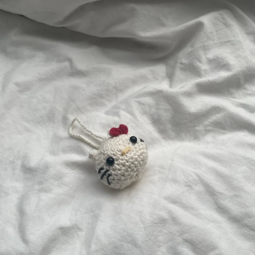 Gullig Hello Kitty Väsk charm eller nyckel ring 💗 den är gjord av Cotton garn och är välgjord 💫. Accessoarer.