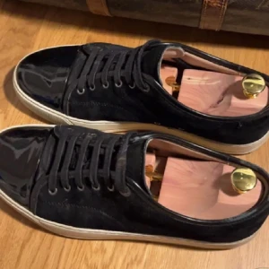 Lanvin  - Säljer mina Lanvin skor Uk 8 som motsvarar 42-43  Nyaste modellen  Skorna är i fint skick För mer bilder skicka pm   