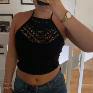 Sommar topp - En mönstrad topp med knytning runt halsen. Perfekt nu till sommaren! Toppen är från Bik bok och är i strl L. (Passar mig med vanligtvis M). Knappt använd, bra skick!💕💕