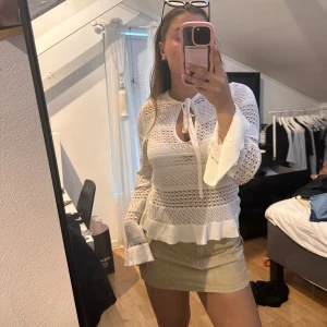 Topp zara - Från Zara! Storlek s, jätteskönt och luftig med volanger på armarna💕