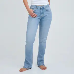 Jeans med slits från bikbok. Aldrig använda o prislappen kvar. Strl W28/L32. Säljer för 100. Använd gärna köp nu knappen
