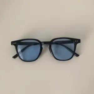 Säljer dessa snygga solglasögon 149kr styck, bra skick snygga till sommaren, finns i gul och blå färg 