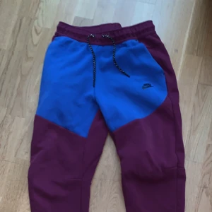 Nike tech fleece byxor  - Tjena säljer dessa Nike byxor i en ovanlig färg skriv om du undrar något!
