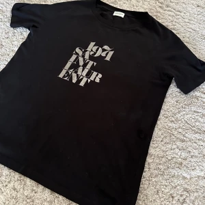 Saint Laurent T Shirt - Säljer denna sjukt feta Saint Laurent t shirten | Använt den en gång | Storlek S passar 180cm ~ | Hör av dig vid minsta lilla fundering eller om du vill ha fler bilder!