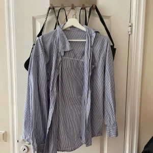 Randig skjorta blå - Blå randig skjorta. Använd två gånger 