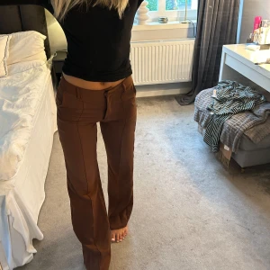 Kostymbyxor raka - Så fina. Knappt använda, de är midwaist och stretchiga 💕