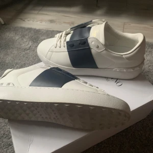 Valentino open  - Säljer mina valentino opens i storlek 40 är använda en gång men det syns inte bara till smuts på sulan! Pris går att diskutera! 