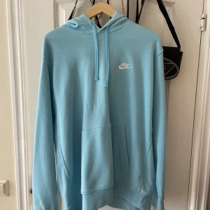 Nike Hoodie ljusblå oversized - Oversized hoodie från Nike i baby blå färg 