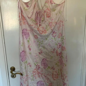 Blommig sommarklänning  - Super fin blommig sommarklänning i super mjukt lent tyg, storlek 48 men passar mer som 50/52 då företagets kläder är lite stora :)