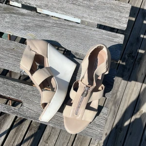 Snygga, svinsköna klackar - Säljer dessa då jag ej använder höga klackar. Men vill man få lite höjd kan man gå mil med dessa snygga😍 