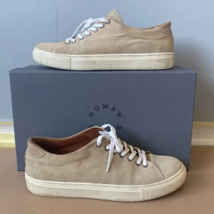 Human Scales skor - Fina beige human scales skor. Riktigt fet och rena! Storlek 42, allt på bilden ingår!! Inget fel på dem alls. Priset kan diskuteras!!