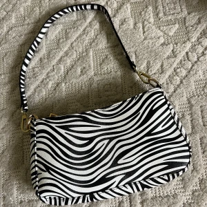 Zebra väska - Söt liten zebra väska, inköpt för några år sedan men aldrig använd. 