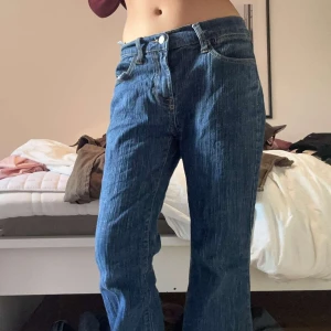 lowrise lågmidjade brandy jeans flare - flared lowrise brandy melville jeans, passar dig som är ganska kort